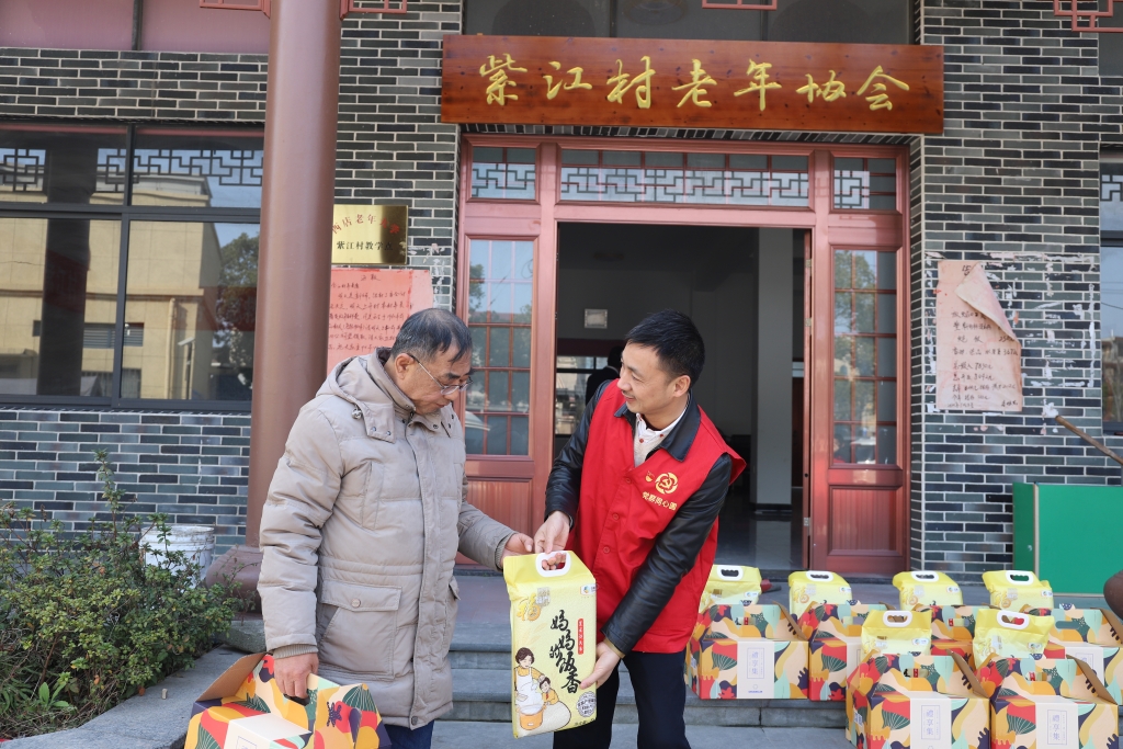 暖春意，敬老情-AYX.COM-爱游戏（中国）多年坚持慰问孤寡老人